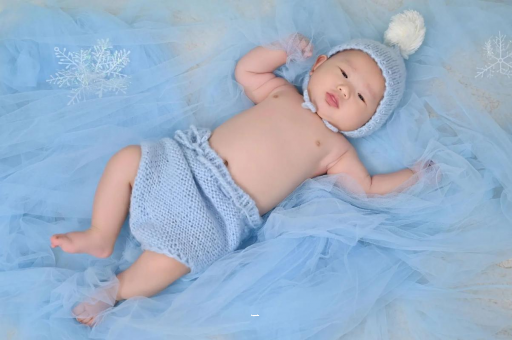 琼中三个月宝宝挠耳朵 琼中三个月宝宝挠耳朵